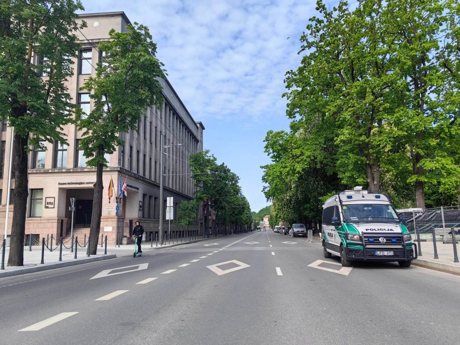 Kaunas alsuoja krepšinio ritmu: sirgaliai užplūdo Laisvės alėją