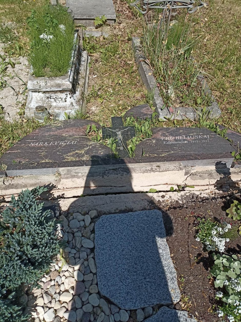 Šokiravo vandalizmas Šančių kapinėse: suniokota dešimtis antkapių