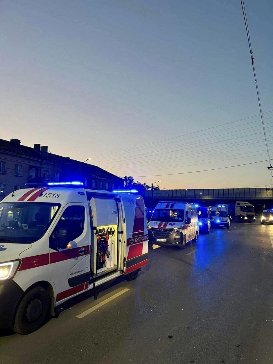 Kaune – didžiulė avarija ir spūstys: 16 sužeistųjų, traumos – sunkios