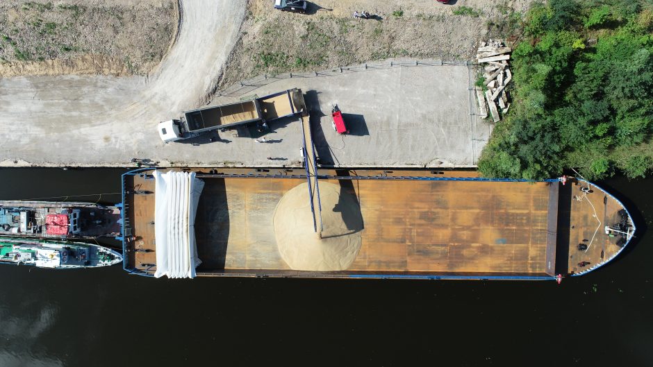 Naujas logistikos kelias: grūdai Nemunu pasiekė Klaipėdą