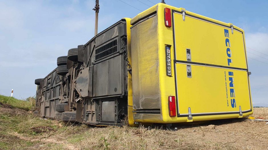 Nelaimė Šakių rajone: apvirtus keleiviniam autobusui nukentėjo 26 žmonės, dviejų būklė – sunki