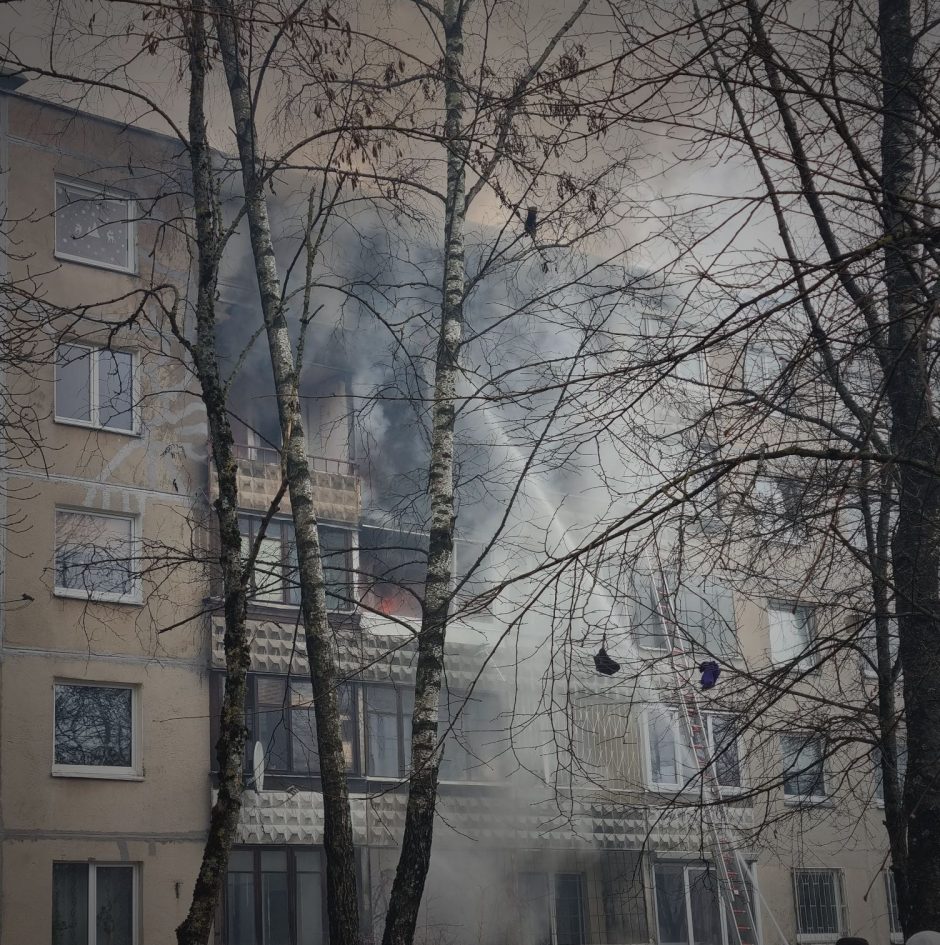 Keturis butus Viršuliškių daugiabutyje surijo liepsnos: nuo sprogimo drebėjo aplinkinių namų langai