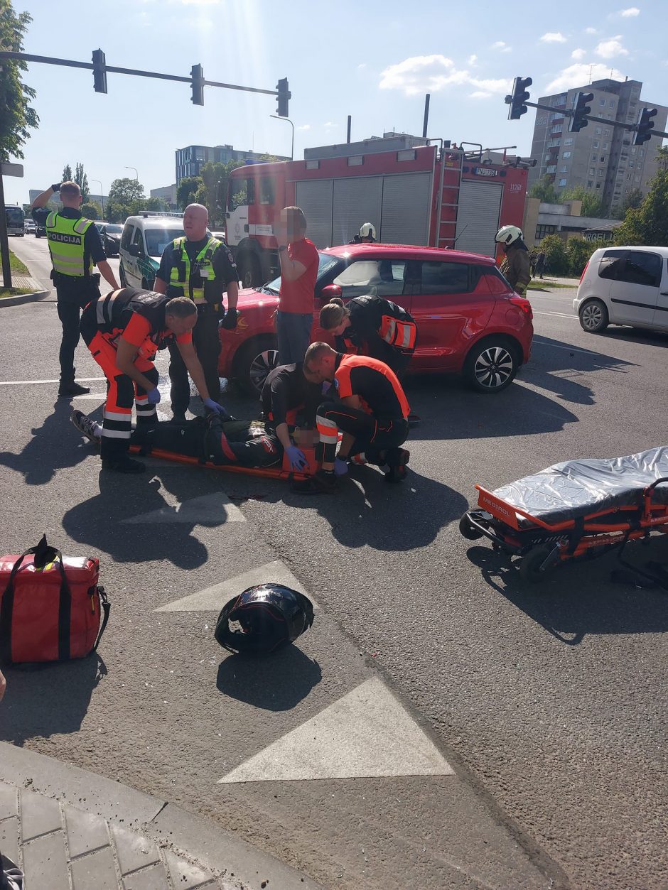 Savanorių pr. nublokštas motociklininkas: prireikė skubios medikų pagalbos