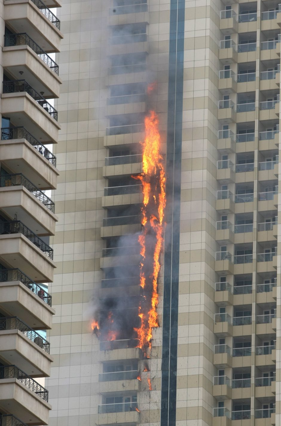 Dubajaus dangoraižyje – didžiulis gaisras 