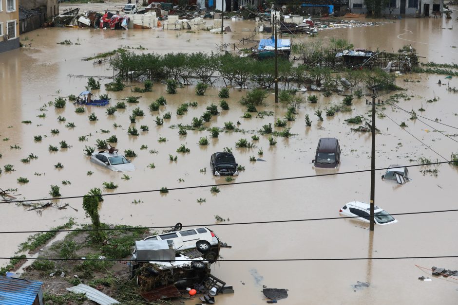 Taifūnas Kinijoje pareikalavo 33 gyvybių, dar šešiolika žmonių dingo
