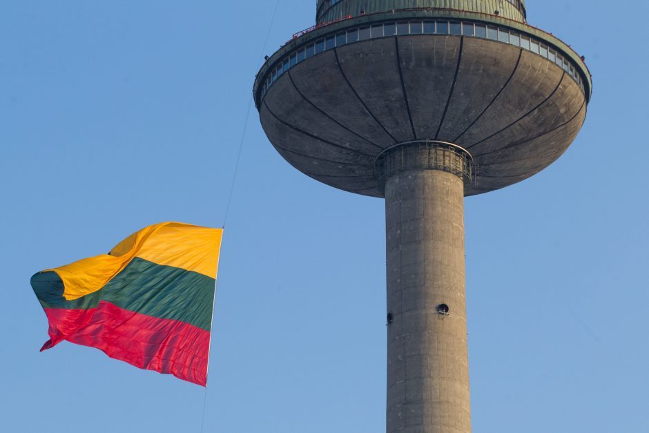 Vilnius ruošiasi Vasario 16-ajai: televizijos bokšte suplevėsavo milžiniška trispalvė
