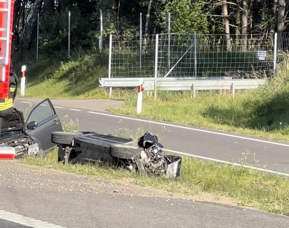 Avarija prie Vievio: griovyje – du suknežinti automobiliai, tarp nukentėjusiųjų – ir vaikas