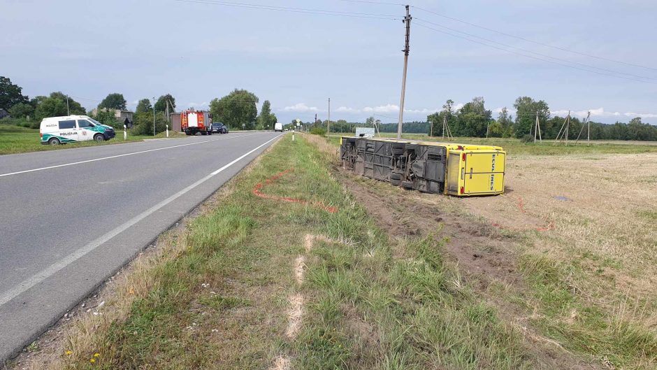 Nelaimė Šakių rajone: apvirtus keleiviniam autobusui nukentėjo 26 žmonės, dviejų būklė – sunki