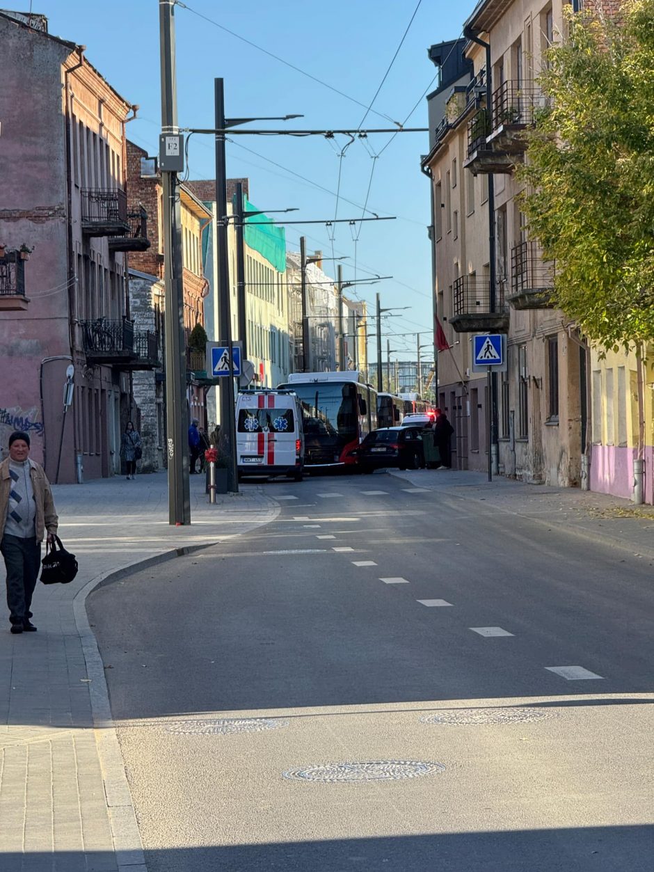 Nemuno gatvėje neišsiteko autobusas ir automobilis: dėl avarijos stojo eismas