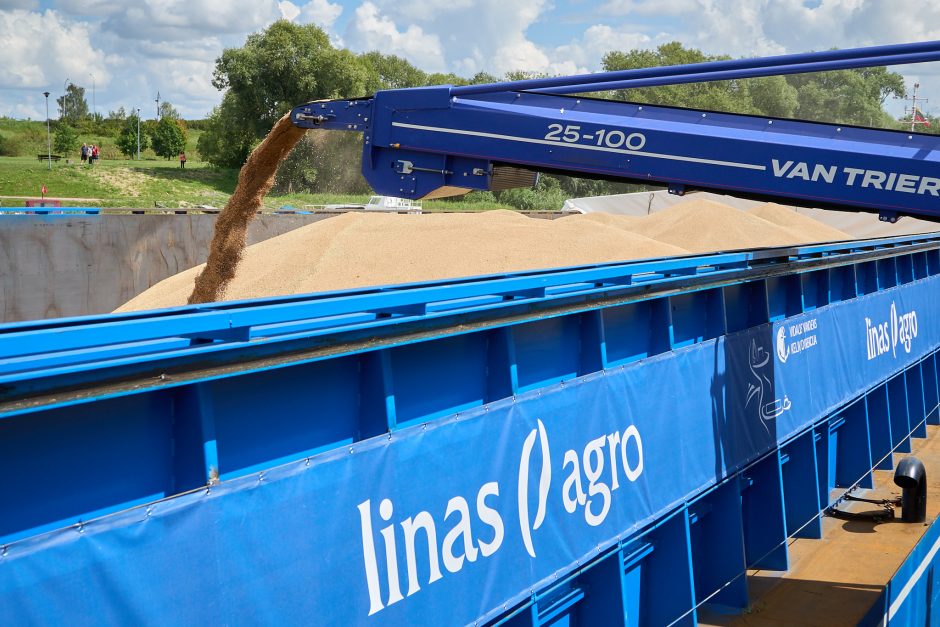 Naujas logistikos kelias: grūdai Nemunu pasiekė Klaipėdą