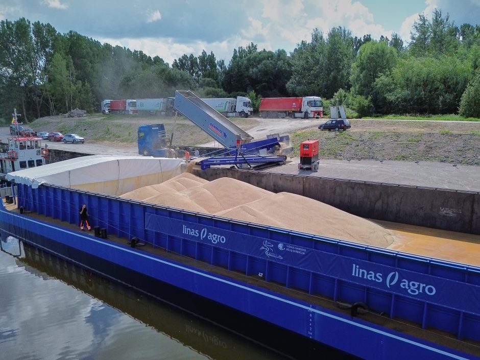 Naujas logistikos kelias: grūdai Nemunu pasiekė Klaipėdą