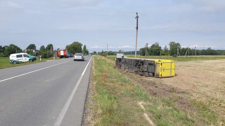 Nelaimė Šakių rajone: apvirtus keleiviniam autobusui nukentėjo 26 žmonės, dviejų būklė – sunki