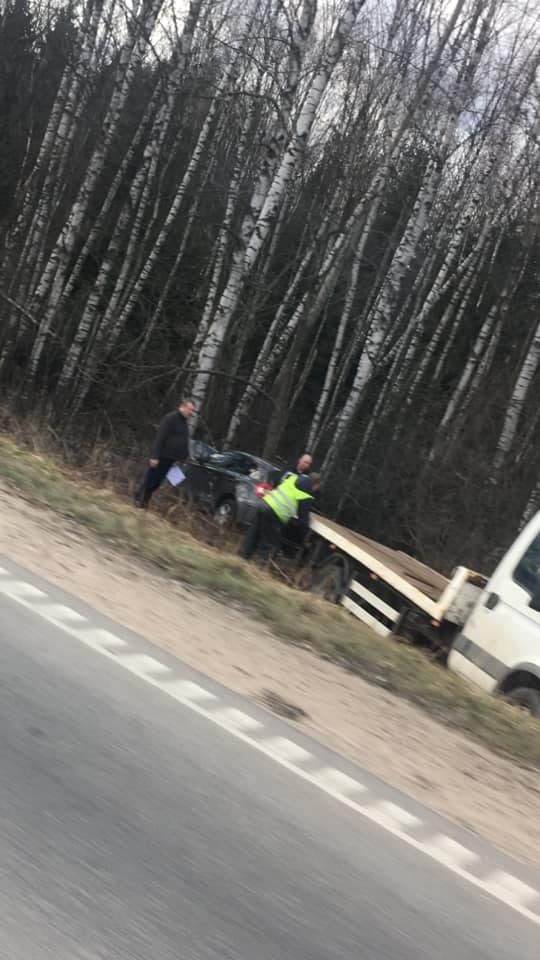 Netoli Kauno vilkikas nubloškė BMW į griovį – šis nuo smūgio dar rėžėsi į medį