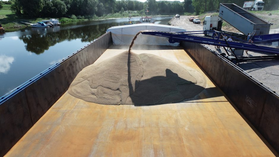 Naujas logistikos kelias: grūdai Nemunu pasiekė Klaipėdą