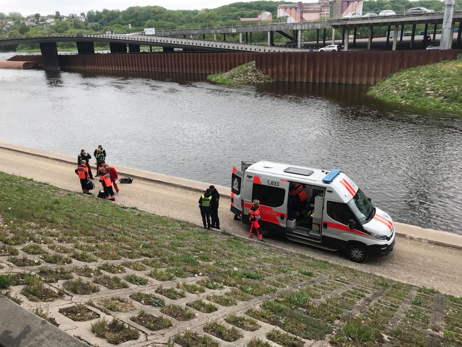 Kraupi nelaimė „Akropolyje“: iš ketvirto aukšto aikštelės iškrito jaunas vyras