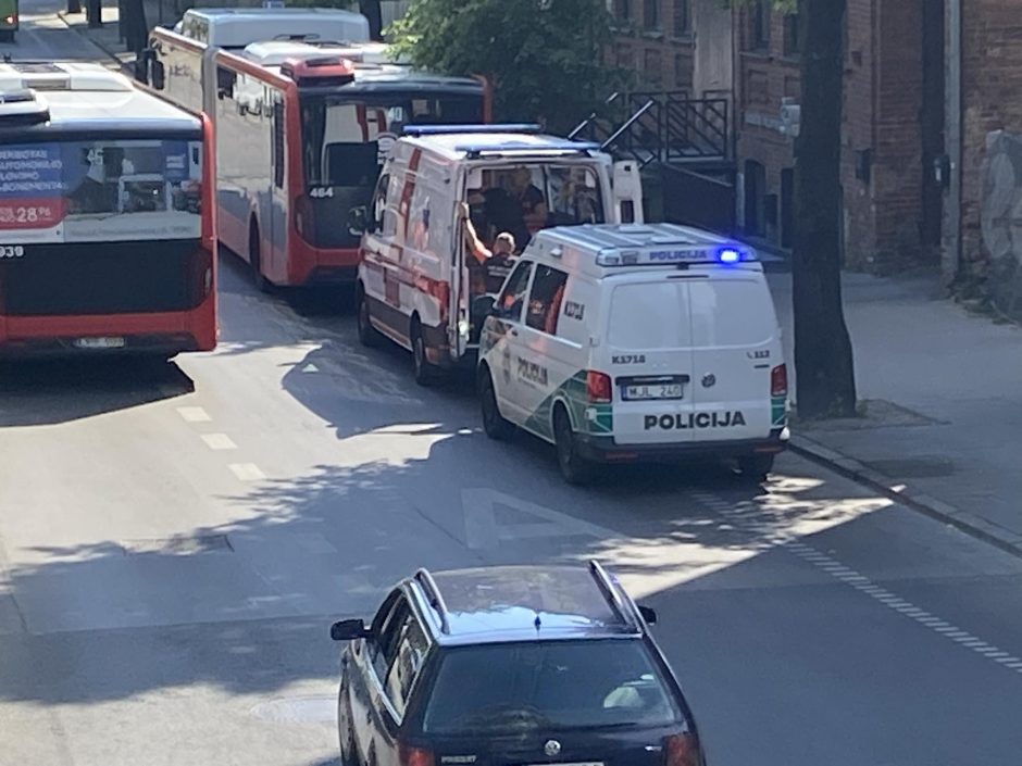 Nelaimė Kauno centre: autobusui stabdant moteris griuvo, jai prakirsta galva