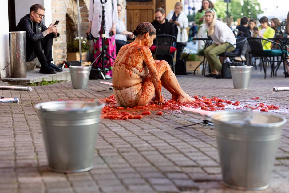Įspūdingas A. Jagelavičiūtės performansas: žinoma moteris apmėtyta pomidorais