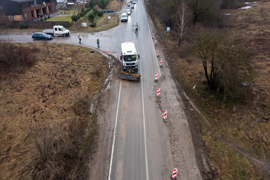 Vilniuje, Lentvario gatvėje, kilusi vandentiekio avarija sutvarkyta, eismas atnaujintas