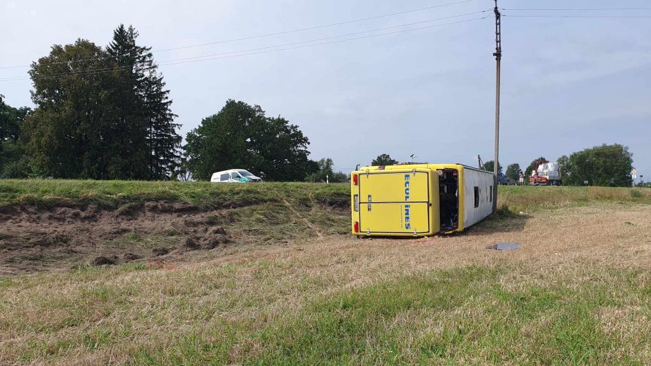 Nelaimė Šakių rajone: apvirtus keleiviniam autobusui nukentėjo 26 žmonės, dviejų būklė – sunki