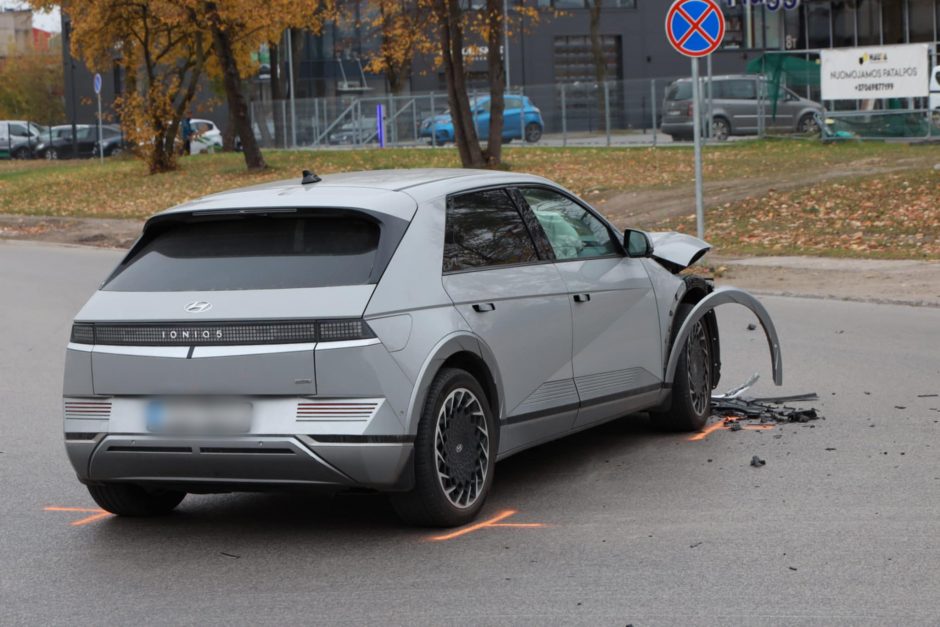 Siaubas Elektrėnų gatvėje: BMW vairuotojas rėžėsi į stotelę – sužeisti trys žmonės