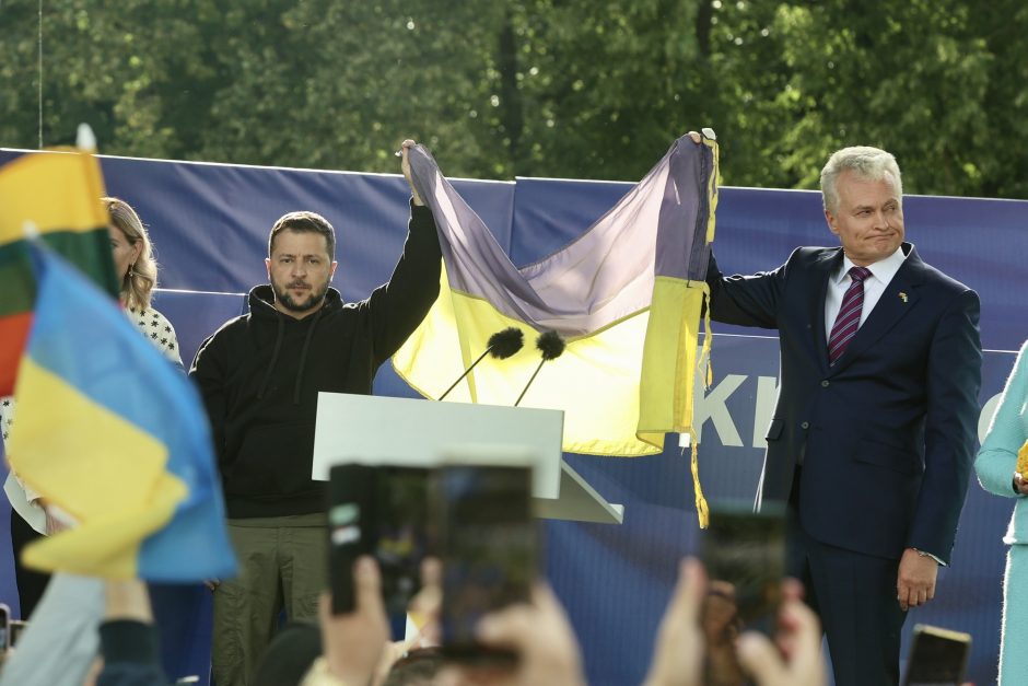Vilniuje keliant mūšyje sušaudytą Ukrainos vėliavą V. Zelenskis sakė esantis namie 