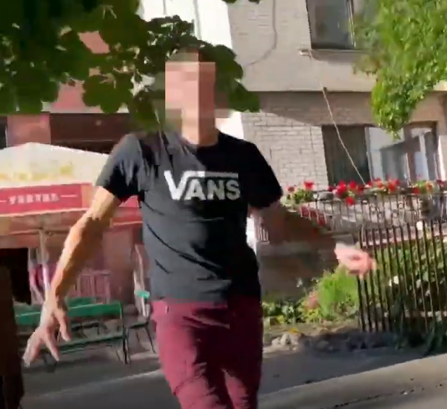 Kaimynų iškeikto baro klientas užpuolė „Kauno dienos“ fotografę: užmušiu! (vaizdo įrašas)
