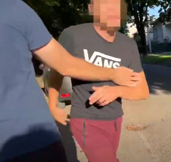 Kaimynų iškeikto baro klientas užpuolė „Kauno dienos“ fotografę: užmušiu! (vaizdo įrašas)