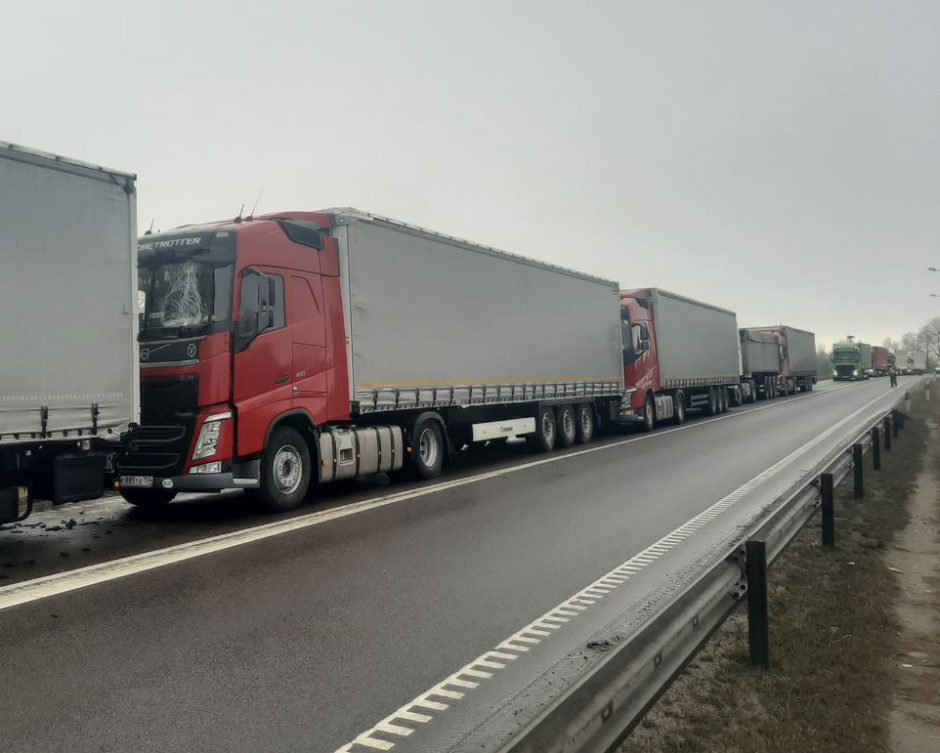 Po masinės vilkikų avarijos kelyje A5 eismas į Lenkiją vėl atnaujintas