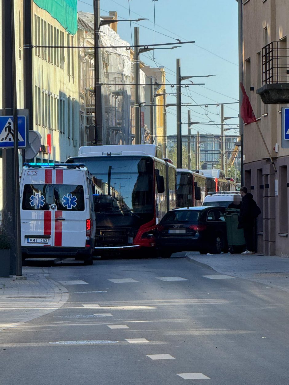 Nemuno gatvėje neišsiteko autobusas ir automobilis: dėl avarijos stojo eismas