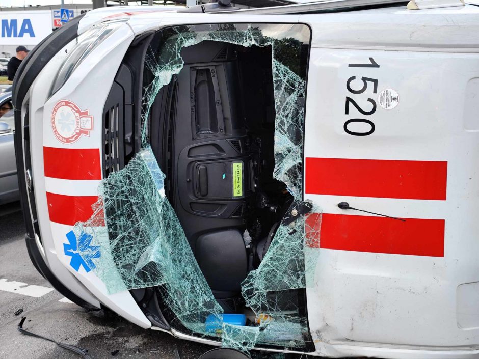 Nufilmuota: „Volvo“ rėžėsi į skubančių paramedikų automobilį