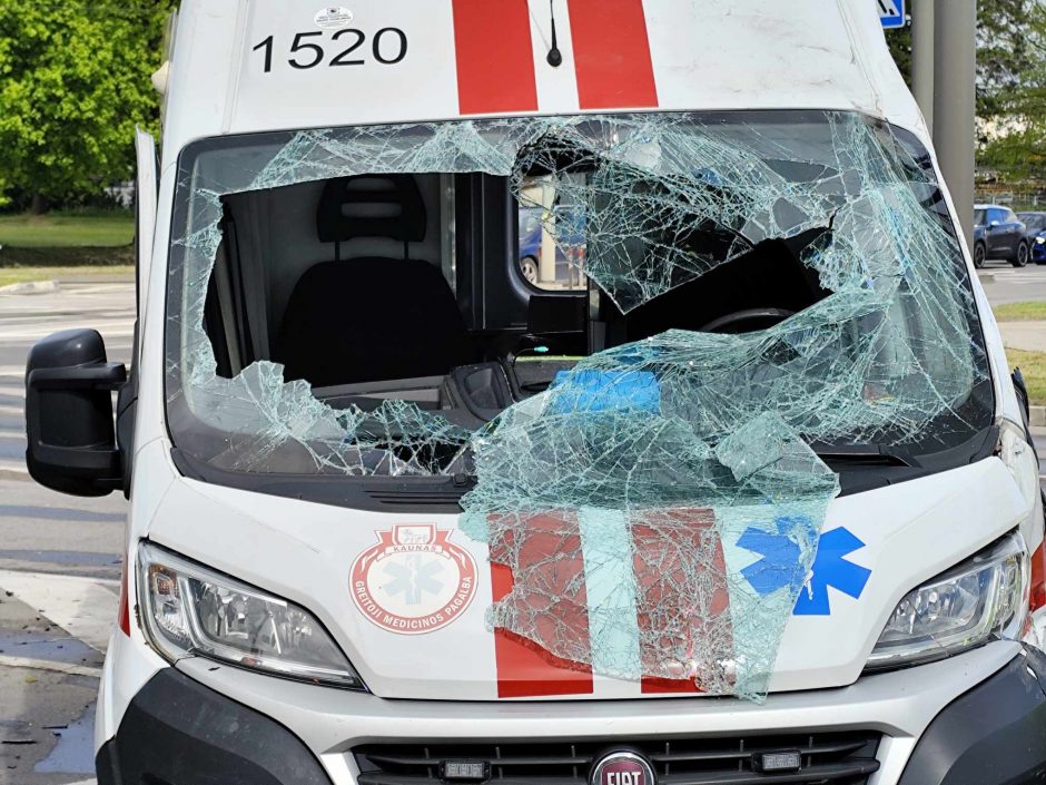 Nufilmuota: „Volvo“ rėžėsi į skubančių paramedikų automobilį