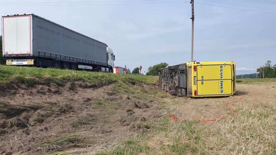 Nelaimė Šakių rajone: apvirtus keleiviniam autobusui nukentėjo 26 žmonės, dviejų būklė – sunki