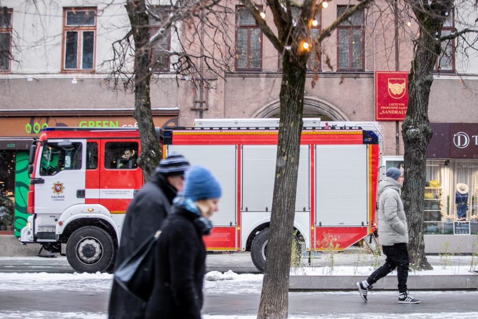 Sujudimas miesto centre: ant ugniagesių pasipiktinimą liejusį gyventoją sutramdė tik pareigūnai