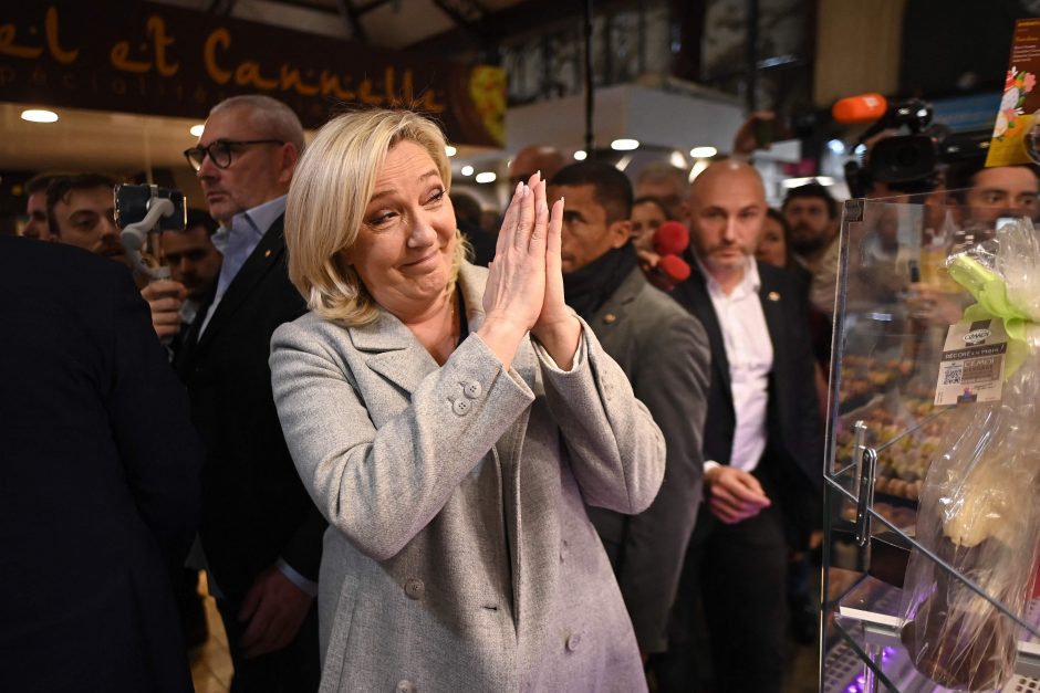 Baltieji rūmai nepatikslino, ar jiems kelia nerimą galima M. Le Pen pergalė