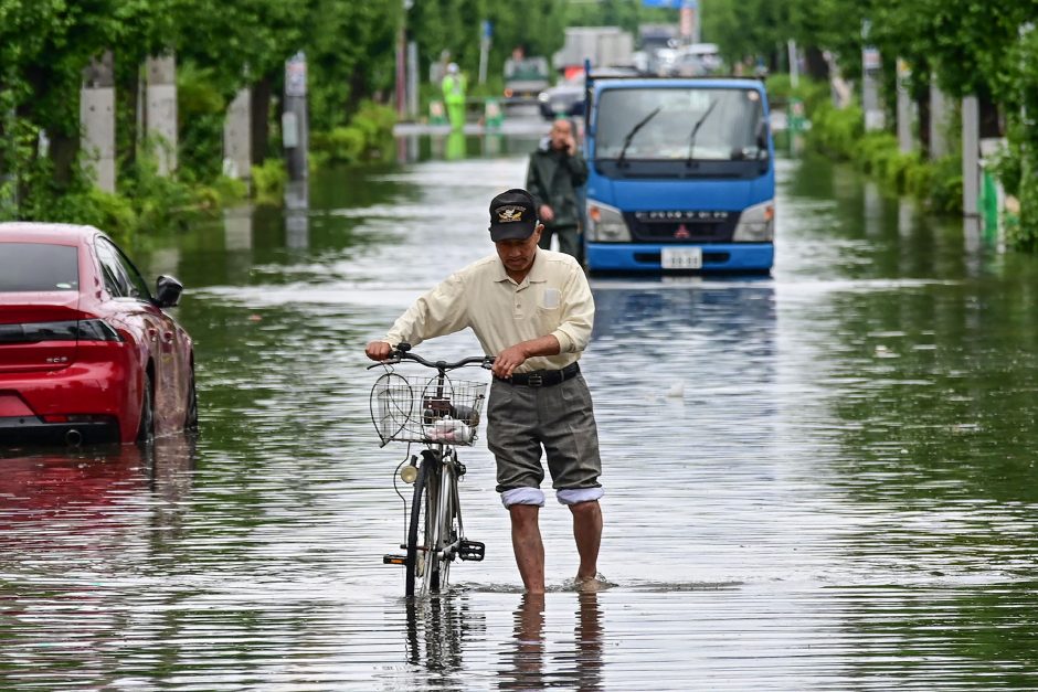 Japonijoje smarkios liūtys nusinešė vieno žmogaus gyvybę, dar du dingo be žinios