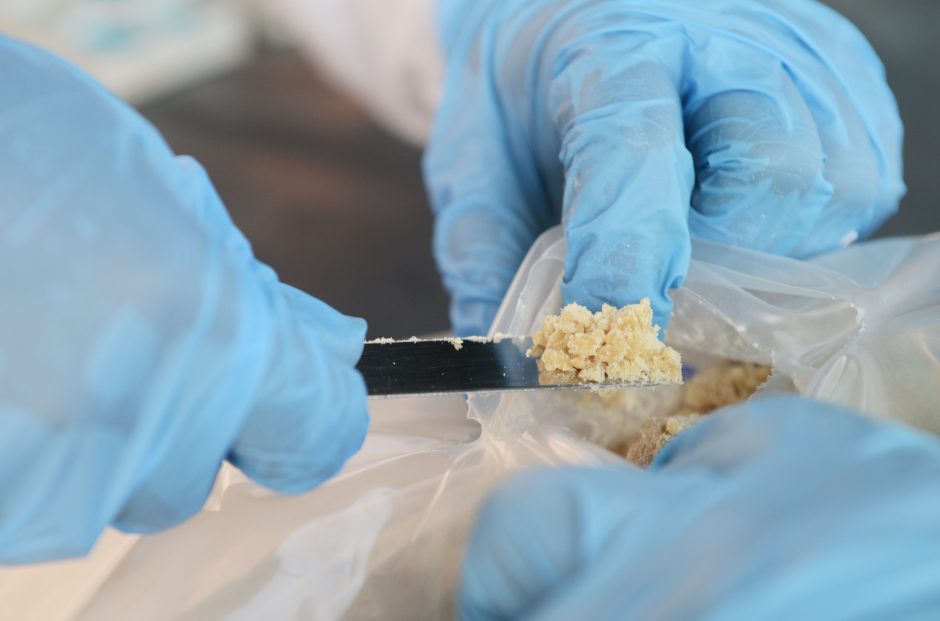 Policiją sudrebino skandalas: iš tyrimų laboratorijos valytoja išmetė kelis kilogramus narkotikų