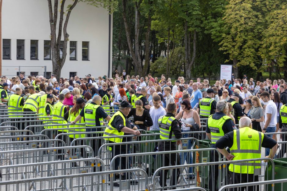 Metų renginys: E. Sheerano koncerte – margaspalvė minia