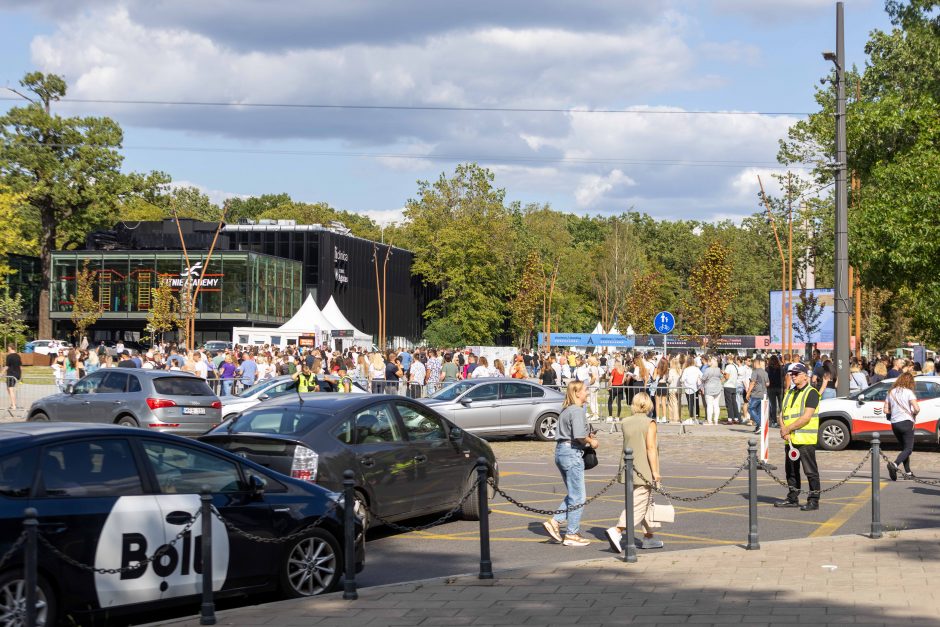 Metų renginys: E. Sheerano koncerte – margaspalvė minia