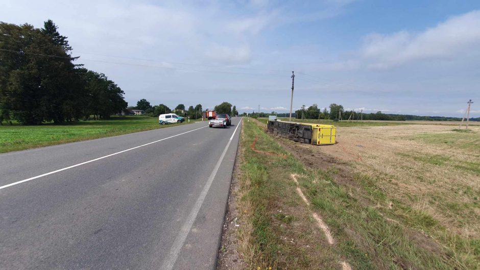 Nelaimė Šakių rajone: apvirtus keleiviniam autobusui nukentėjo 26 žmonės, dviejų būklė – sunki