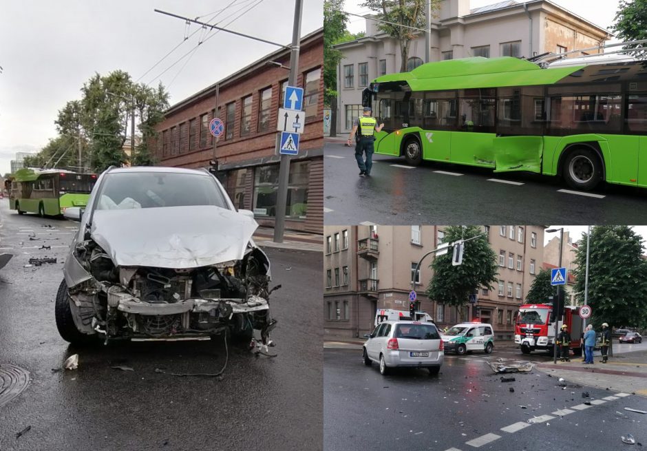 Kauno centre „Opel“ rėžėsi į troleibusą, nukentėjo dvi moterys