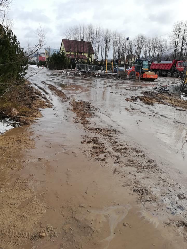 Pavežėjas pas klientus nespėjo: užklimpo gilioje purvo duobėje