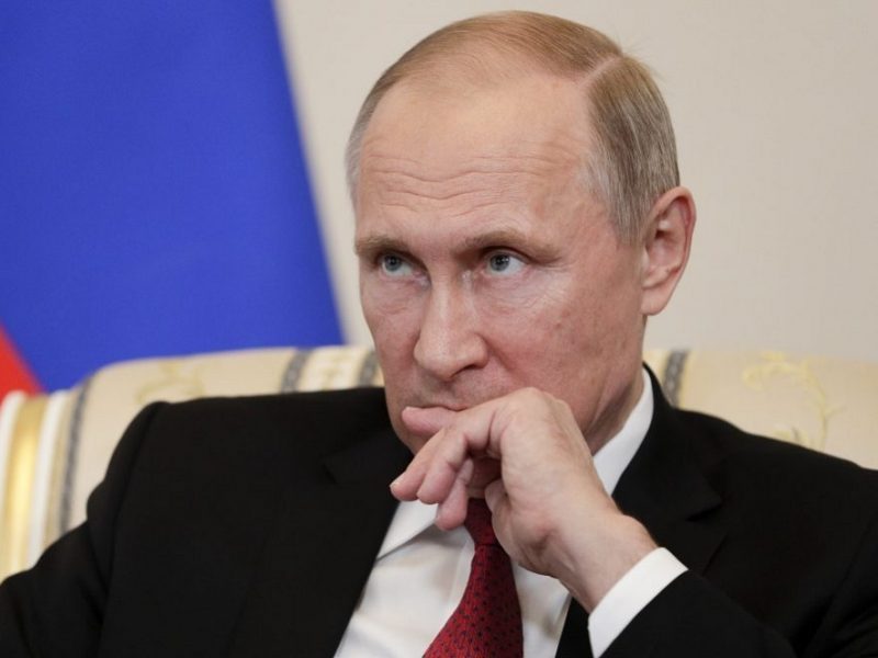 Britanija sako įšaldžiusi 321 mlrd. eurų iš V. Putino „karo skrynios“