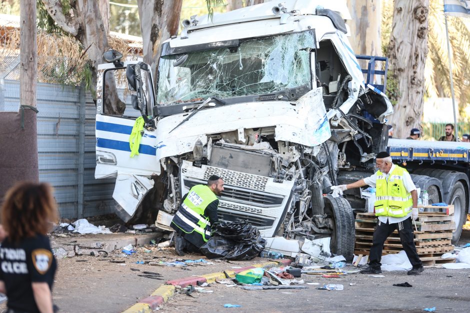 Incidentas Izraelyje: sunkvežimis rėžėsi į autobusų stotelę, pranešama apie dešimtis sužeistųjų