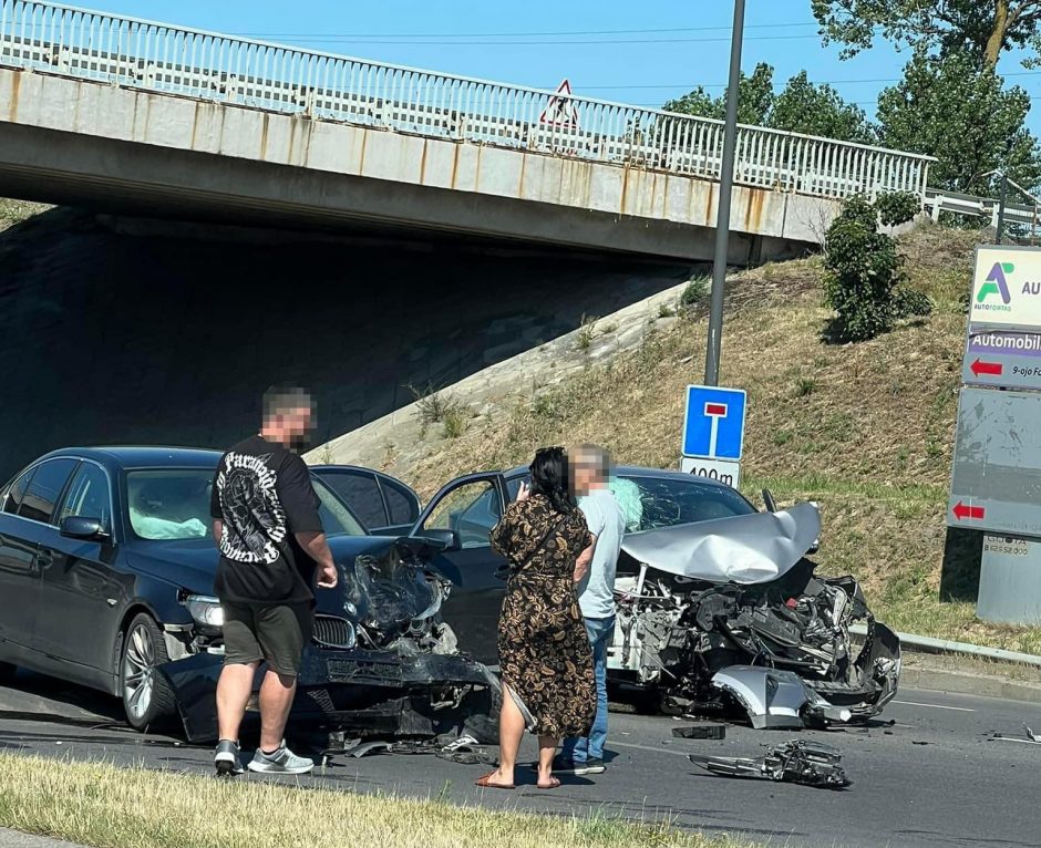 Apie avariją Šilainiuose: mašinos atrodo baisiai, bet dėl to žmonės sveiki