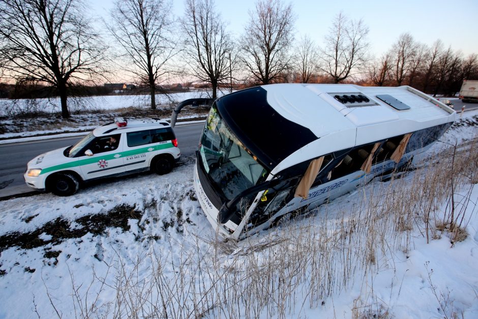 Klaipėdos rajone nuo kelio nuvažiavo autobusas, nukentėjo devyni žmonės (atnaujinta)