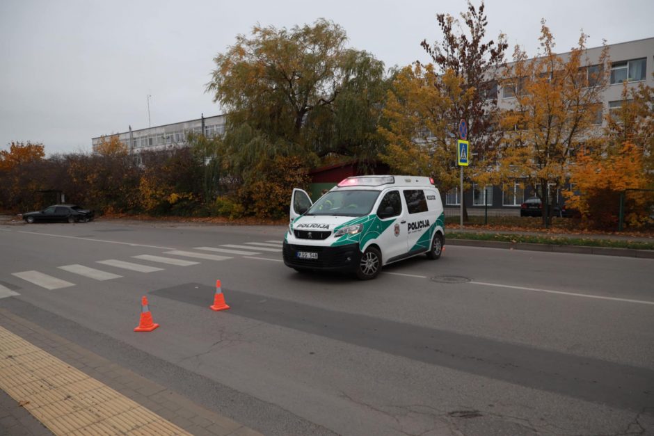 Siaubas Elektrėnų gatvėje: BMW vairuotojas rėžėsi į stotelę – sužeisti trys žmonės