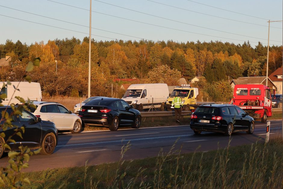 Avarija po avarijos: autobuso ir BMW susidūrimas paralyžiavo magistralę