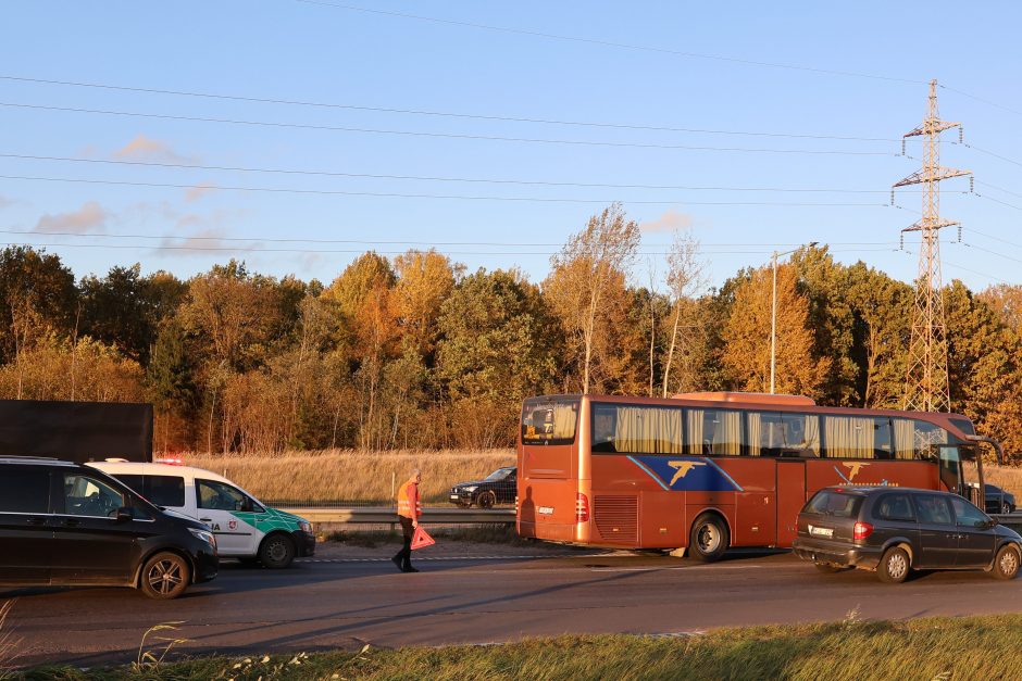 Avarija po avarijos: autobuso ir BMW susidūrimas paralyžiavo magistralę