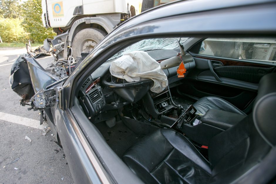 Pasvalio rajone – smarkus trijų automobilių ir vilkiko susidūrimas, sužaloti du nepilnamečiai