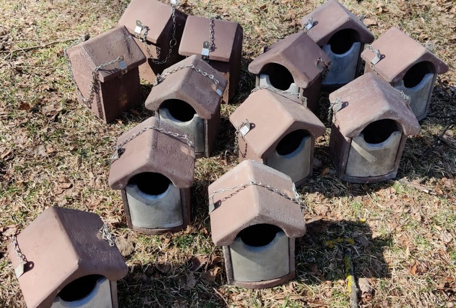 Pravieniškių nuteistieji pagamino inkilus iš betono ir pjuvenų mišinio